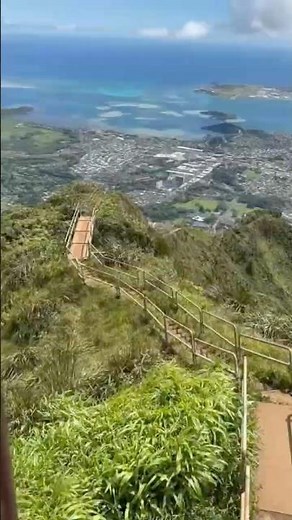 Oahu's Most Iconic View: Stairway to Heaven #Hawaii #Oahu #HaikuStairs #StairwayToHeaven #travel
