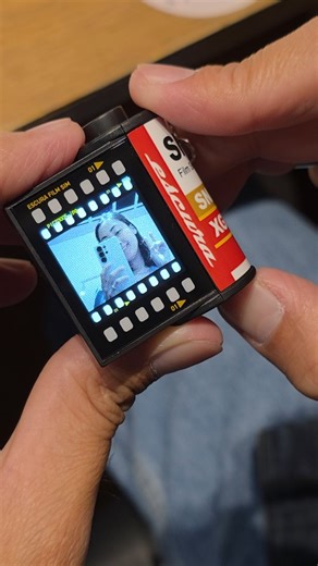 Meet the Escura SnapRoll! It's a digital camera that looks exactly like a classic 135 fill roll. Tiny. Retro and super cute! Pwede magtake ng photos and videos and easily pwede ma transfer sa phone. Get 1 blind box now or kung ayaw ng surprise, buy the whole box of 6! 😆 FREE SD CARD promo. While supplies last. | Urban Essentials Ph
