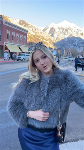 getting ready to walk I got he new year in style 👠👛@Apparis @Hammitt LA @RAILS #viral #carriebradshaw #newyears #fyp #fashion