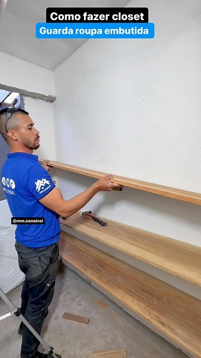 Marcelo Andrade on Instagram: "Como fazer um guarda roupa embutido sem porta, famoso closet, usando madeiras e parafusos, super resistente depois colocamos uma cortina mas se quiser pode deixar aberto, gostou do video?? Sigam👏🏼❤️❤️ #closet #diy #facavcmesmo #acabamento #reforma"