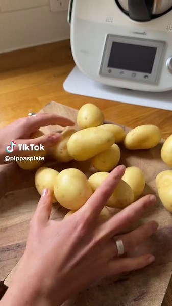 If you love potato salad, it’s worth trying my jazzy take on this classic. It’s also worth saving this one for the festive season. It’s fresh, fun, and crunchy and will (hopefully) impress the family!! Recipe: Boil mini potatoes, drain, smash, drizzle olive oil and salt, then roast until crispy (35 min or so) Slice snow peas, chilli   spring onion. Toast pine nuts. Slice and fry bacon til crispy. Whisk yoghurt, mayo, garlic, Dijon, lemon, S&P for the dressing. Layer dressing in the bottom of you