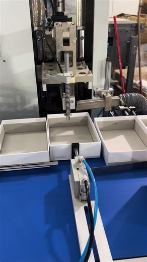 Automatically punch holes and apply ribbons to drawer boxes, providing you with a perfect box packaging solution to solve the problem of slow ribbon wearing.#drawerboxpackaging #drawerbox #boxmachine #ribbonpastingmachine #PackagingAutomation