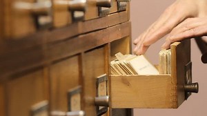 Man Worker Searching Files: стоковое видео (без лицензионных платежей), 14338885 | Shutterstock