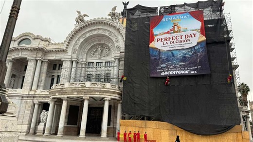 Activistas de Greenpeace Extienden Manta en Palacio de Bellas Artes | N