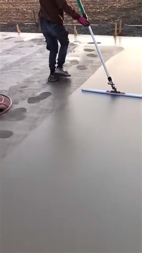 The process of leveling a concrete road using a bull float. This tool helps smooth and level the surface of freshly poured concrete, ensuring an even finish. #ConcreteLeveling #RoadConstruction #BullFloat #SmoothFinish #ConstructionTechniques | Metzgerei Ogunquit Studio | Facebook