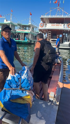 🇩🇪 Zum vierten Advent ging’s für uns aufs Boot. Das erste Reel ist ein echtes Behind-the-Scenes-Moment: Bea beim Onboarding, gefilmt mit dem Iphone – vermutlich ohne zu wissen, dass sie gerade schon aufnimmt. Advent, aber bitte auf dem Wasser. Danke an @damal_phu_quoc_ Thomas Damal Mildenberger und @legendary_fun_boat_trip_pq Lê Thuỳ Linh. 🇬🇧 For the fourth Advent, we went on a boat trip. The first reel is a real behind-the-scenes moment: Bea boardinglw, filmed with the Iphone cam – probably