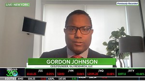 𝟯𝟲𝟬 𝗦𝗽𝗼𝘁𝗹𝗶𝗴𝗵𝘁: 𝗧𝗵𝗲 𝗘𝗹𝗲𝗰𝘁𝗿𝗶𝗰 𝗩𝗲𝗵𝗶𝗰𝗹𝗲 𝗟𝗮𝗻𝗱𝘀𝗰𝗮𝗽𝗲 🚗 🎥 Noted #Tesla bear Gordon Johnson shares his latest thoughts on #TSLA, #Rivian, #GM and EV stocks as a whole with Nicole Petallides. Plus, Johnson reveals which under-the-radar name in the space he is actually bullish on. 👀 Watch More: https://bit.ly/3NodNNk | Schwab Network