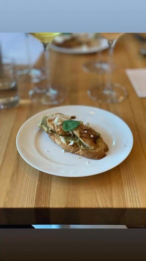 Attending the VINES IN BLOOM DINNER at Edge of the Lake Vineyard — prepared by Chef Mallory from Farm To Belly. Winemaker Chris McIntosh introduces each course. HOR D’OEUVRE: GRILLED CHICKEN WITH SPICY TEXAS PEACH GLAZE. SERVED WITH A WARM SELF FORAGED RAMP BUTTER CROSTINI TOPPED WITH FORAGED SPRING ONIONS AND LOCAL GOAT CHEESE. PAIRED WITH 2024 TEXAS HOG WASH ROSÉ. | Colleen Hammond