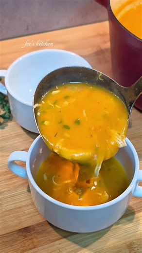 Gemüse Hünersuppe Wärmend, gesund & perfekt für die ganze Familie Manchmal braucht es nur eine einfache, hausgemachte Suppe, die von innen wärmt und richtig gut tut 🤍 Diese cremige Gemüse-Hähnchen-Suppe ist sättigend, aromatisch und ideal für kalte Tage oder wenn man etwas Leichtes, aber Nahrhaftes möchte. 🥕 Zutaten: 2 kleine Zwiebeln 4 kleine Kartoffeln 1 Hähnchenbrust 2 Tomaten 2 Knoblauchzehen 1 Stange Sellerie Salz Paprikapulver (edelsüß) Schwarzer Pfeffer Chiliflocken 6 Gläser Wasser (ode