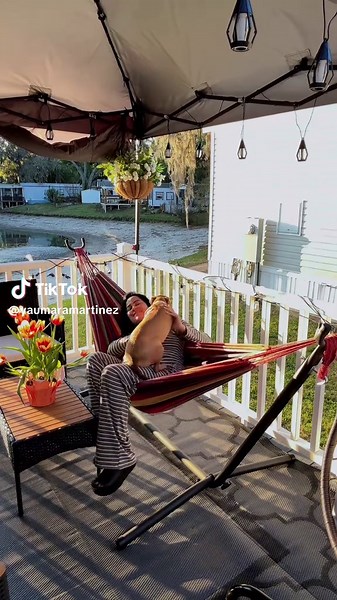Esta hamaca con soporte es súper cómoda, resistente y la puedes poner donde quieras. #HammockWithStand #TikTokShopStockUp #TikTokShopCreatorPicks #TikTokShopSpringGlowUp #ttsfashionweek