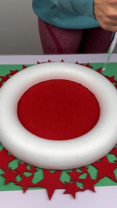 5-Minute Christmas Candy Wreath 🌟🍬 This Christmas, decorate and amaze with a candy wreath that’s super easy to make. Perfect for dressing up your table and stealing the spotlight. Save and share this video to have it ready when you set up your Christmas table. It’s guaranteed to be a hit! | Alex P