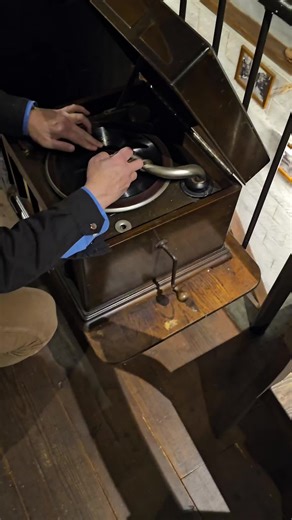 Stayed at ryoukan (traditional Japanese inn) in Aomori. My cousin who is an interior architect living in Japan talked with the owner as she has a fascination of traditional Japanese capentry and architecture. The owner gave us a tour of the neighbouring sushi restaurant that his family built and it was full of antiques, this record player being one of them. Spring 2023 #japan #aomori #vinrage #recordplayer