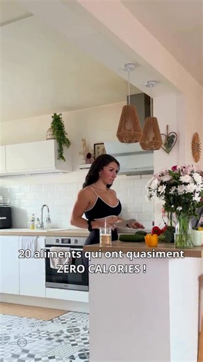 Clémence - Coach en nutrition / NutriWell on Instagram: "20 aliments ultra low calories pour t’aider à tenir ton déficit SANS frustration 🔥 À garder précieusement quand tu veux manger plus, sans plomber tes résultats. 👉 Enregistre ce post, ton futur toi te dira merci. Oui, ces aliments existent. Oui, ils peuvent t’aider. Mais non, le but n’est pas de manger “le moins possible” 👀 Le vrai game, c’est le volume, la stratégie et l’équilibre. 🍓 Fraises — 32 kcal / 100g 🍉 Pastèque — 30 kcal / 100