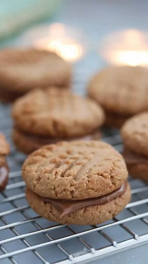 Galletas veganas con 3 ingredientes. ⠀⠀⠀⠀⠀⠀ Holaaa chicos 🙋‍♀️ estas galletas con solo 3 ingredientes quedan deliciosisimas, rellenas o no, están perfectas 😃. ⠀⠀⠀⠀⠀⠀ Ingredientes. ⠀⠀⠀⠀⠀⠀ 1 1/4 tazas (125 grs) de harina de almendras. 1/3 taza (100 grs) de sirope de maple sin azúcar. 1/2 taza (140 grs) de mantequilla de almendras. ⠀⠀⠀⠀⠀⠀ Preparación. ⠀⠀⠀⠀⠀⠀ .- Precalienta el horno a 350*F (180*C) y prepara tu bandeja con papel vegetal. .- En un bowl mezcla bien todos los ingredientes. .- Forma t