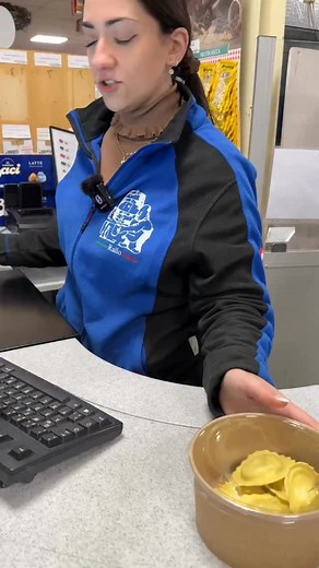 Einfach nur Spaß 😅🇮🇹 Nehmt’s mit Humor – wir lieben unsere Kunden und lachen am liebsten mit euch! ❤️ #rallo #mainz #mombach #italy #aberhalloholichsbeirallo #feinkost #italien #funnyreels #viralreels #teamspass #humor #kundenliebe #dolcevita | Rallo Getränke & Italienische Lebensmittel