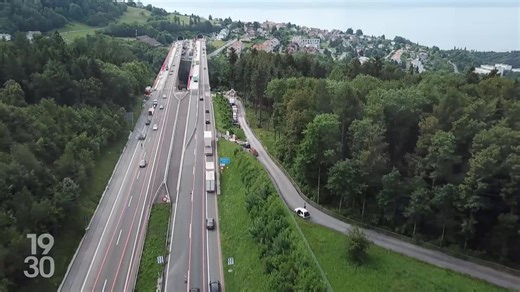 Conduire sans les mains sera bientôt autorisé, annonce l'Office fédéral des routes | RTS