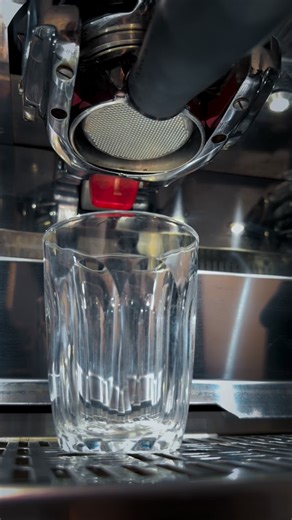 Coffee World on Instagram: "Why does the espresso brew ratio and extraction time change for every coffee? ☕ Ever noticed we don’t use the same espresso recipe for every coffee? That’s not inconsistency — that’s good coffee. Different coffees need different brew ratios and extraction times because of: • Bean density (altitude & origin) • Roast level (light vs dark extract very differently) • Freshness (CO₂ affects flow) • Processing method (washed vs natural) Changing the brew ratio & extraction 