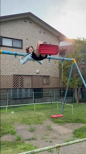 ブランコ対決。公園のブランコでガチブランコ勢。学びたい靴飛ばしのやり方。これが大人の遊び方！！#公園 #遊具 #ブランコ
