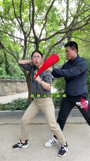 A girl was grabbed by a bad guy’s hair. Here’s a trick to help you subdue him! #防身术 #功夫 #kungfu