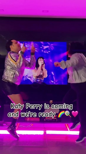 Katycats, are you here? 🌈🍭🩷 let me know if you want a dance tutorial for this iconic choreo ✨✨ @Katy Perry #californiagurls #katyperry #katycats
