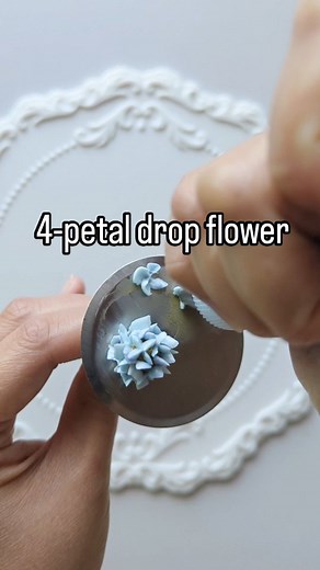 These 4 petals flowers are really cute! This is tip 54 from my Etsy store, if you just give it a squeeze, you will get a cross, if you twist a bit while you squeeze, you get a mini flower. As for the Buttercream i used, it is Whipped Buttercream, it is egg free, the stiffest among four of the flower piping buttercream recipes i have on my website. Piping tips and recipe purchase links are in my bio. Can't find? Comment 'link please ' and i can send the link to your inbox. 🌹 . Prima Royale is my