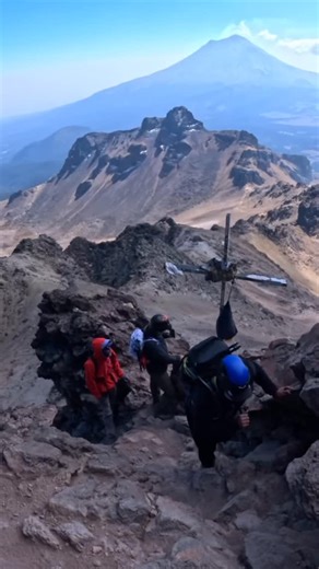 Hiking Mountain México on Instagram: "Entre semana, cuando casi nadie está ahí, la montaña fue solo nuestra. 🏔️ Ascenso firme hasta la primera rodilla del Iztaccíhuatl, superando los 5,000 msnm. Altura, frío, silencio y un esfuerzo que se siente en cada paso. El objetivo era claro… y se cumplió. Así se viven las montañas: con respeto, entrega y determinación. 🔥🥾 #aventura #montaña #naturaleza #hiking #cdmx"