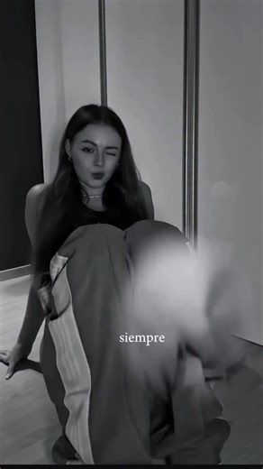 MS on Instagram: "1997년 개봉한 영화 Titanic은 잭과 로즈의 운명적인 사랑을 통해 비극 속에서도 오래 남는 감정의 깊이를 보여주는 작품입니다. 화 려한 연출보다 인물의 감정에 더 집중한 제임스 카메론 감독의 스 타일은 지금 다시 봐도 묘하게 가슴을 울리죠. 배가 침몰하는 장면 이 아닌, 두 사람이 서로를 바라보던 순간들이 더 강하게 기억에 남 는 영화이기도 합니다. nIn이 감정을 완성해주는 곡이 바로 셀린 디 온의 *”My Heart Will Go On”*입니다. 처음 들으면 잔잔한데, 어느 순간 자연스럽게 가슴이 벅차오르는 느낌을 줍니다. 특히 후 반부의 고조되는 보컬은 영화 속 잭과 로즈의 마지막 장면과 겹쳐 지면서 괜히 마음이 서늘해지기도 하고요. 많은 분들이 “이 노래가 나오면 왜 그 장면이 자동으로 떠오르는지 모르겠다”고 말하는데, 그만큼 영화와 음악이 자연스럽게 얽혀 있는 곡입니다. nIn1998 년 아카데미 주제가상을 비롯해 여러 상을 휩쓴 건