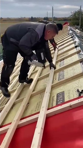 Building the roof framework step by step to ensure strength and durability in the structure #viral