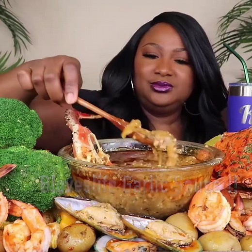 BLOVESLIFE Garlic Sauce Review - Delicious Seafood Boil Sauce!