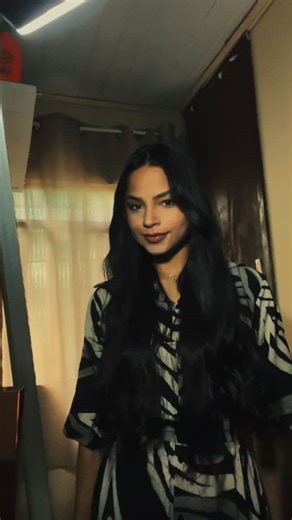 Suzanna Joy | Lifestyle ✨ on Instagram: "Construindo uma nova versão, um dia de cada vez. ✨ 2026 é o ano da alegria, da constância e da virada. Você está pronta para viver o novo também? Comenta aqui embaixo! 👇🤍"