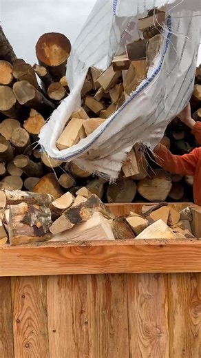 A good honest Northumberland Logs large dumpy bag giving a very generous cubic meter of seasoned and Polytunnel dried logs giving excellent value for money to help keep your home warm and cosy. Please be careful when comparing prices, as lots of people sell ‘dumpy bags’ without specifying size. Our standard bag is a 80x80x80cm ‘builders’ dumpy bag and our large bag is 100x100x100cm which when full contains over a cubic meter of logs. To find out more about our sizing and pricing please call us o