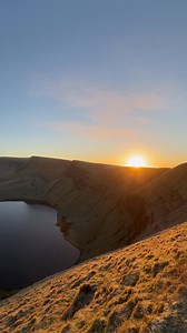 One of the most beautiful sunrise locations in Wales 😍🏴󠁧󠁢󠁷󠁬󠁳󠁿 📍Llyn y Fan Fach, Bannau Brycheiniog. #visitwales #wales #cymru #feelthehwyl #sunrise | Wales