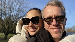 36岁盖尔加朵宣布怀三胎喜讯，晒全家福温馨满满，一家人全是高颜值