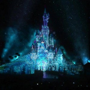❄ Un vento glaciale soffia su Disneyland Paris! La Frozen Celebration avvolge il castello nei suoi argentati! Clicca qui e scopri il programma completo => https://bit.ly/2SBWYn7 | Disneyland Paris