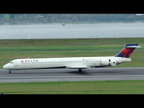 Delta Airlines McDonnell Douglas MD-90 [N933DN] landing in PDX