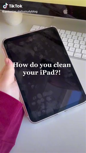 Watch this… it’s the Paperlike Cleaning Kit. The best cleaning kit for your iPad and screen protector. Safe to use on all your devices. Would your try this?! #techlife #tech #ipadhack Video by Paperlike Expert @Antonia’s Study Blog 🥰