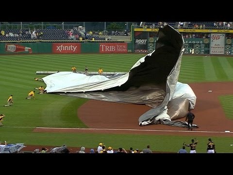 Cutch, Bucs help grounds crew control tarp