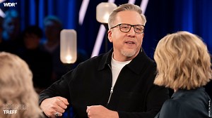 „Eine Achterbahn der Gefühle“ – so beschreibt Radio-Moderator Jan Malte Andresen das WDR 2 Weihnachtswunder. 🎄 Im vergangen Jahr sendeten er und seine drei Kollegen non-stop vom Dortmunder Hansaplatz. In 108 Stunden sammelten sie dabei über 7 Millionen Euro Spenden. 💸 Dabei haben sie vor allem viele emotionale Geschichten erlebt. Zwei davon sind ihm besonders in Erinnerung geblieben. 😌 Diese hat er Susan Link im Kölner Treff erzählt. Auch in diesem Jahr findet die Aktion wieder statt 💪 – die
