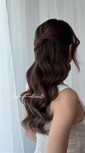 Einseitiger Half-Up Twist: Minimalistische Brautfrisur Inspiration