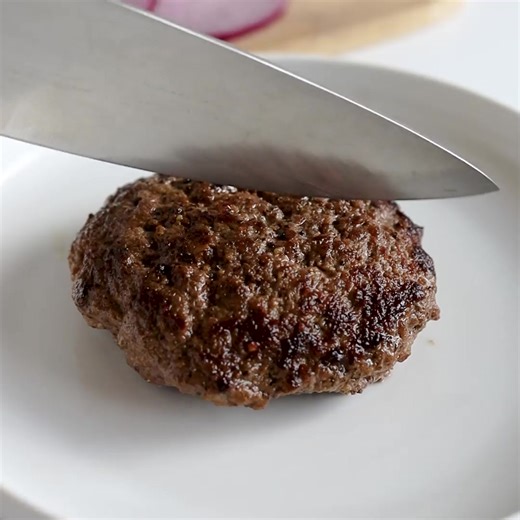 The juicy luicy burger that has captured hearts and tastes buds from people everywhere https://lowcarbyum.com/juicy-lucy-burger/ | Low Carb Yum
