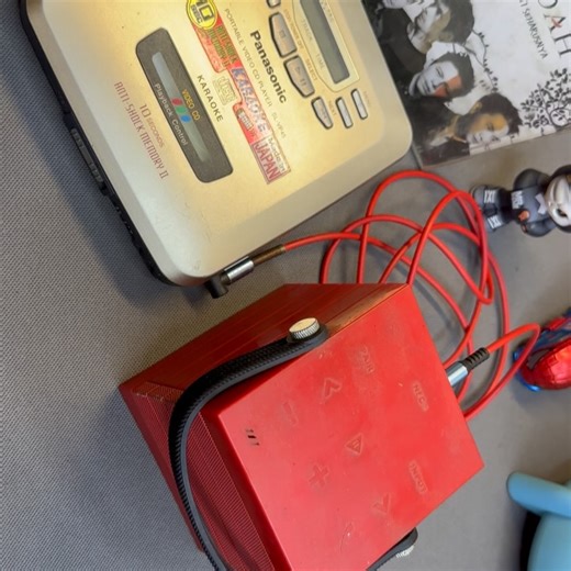 Bakul Rongsokan on Instagram: "✨ #stokbakule ✨ Discman Panasonic SL-VP45 Tipe pemutar CD keren nih 🤩 Siap di koleksi untuk pemutar kaset anda ✨ • Harga 💵 : 200k • Kondisi Kamera : ~ Fungsional ~ Bodi mulus 9/10 ~ Tombol” semuanya respon dengan baik ~ Muter CD dengan lancar ~ Earphone juga berfungsi baik • • Kelengkapan kamera : ~ Unit diacman ~ Earphone sony • • Note : Diusahakan tanyakan sedetail mungkin sebelum membeli 👌 No refund No return yaa 🤝 • 📦 unt