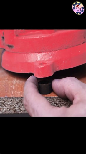 🎥🔧 Workshop Hack Stop Vibration & Table Damage Instantly Rubber Pipe Under Vice Base