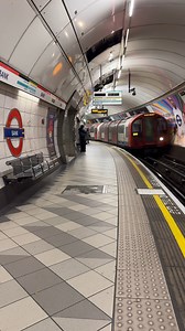 Mind the Gap, Central Line at Bank Station #london #londra #underground #tfl | Touchdown London