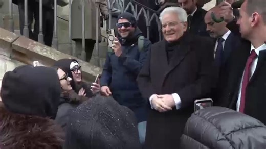 Mattarella acclamato da studenti italiani a Praga: cantano in coro «Fratelli d'Italia»