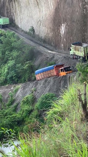 Fuso 220 PS kesulitan nanjak #shortvideo #automobile #viral #driver #shorts #fyp