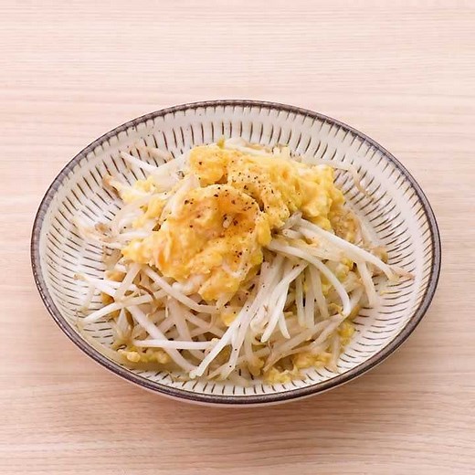 塩こしょうだけで絶品味付け！5分で作るもやしと卵の簡単炒め | デリッシュキッチン