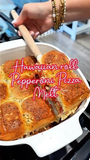 Hawaiian Roll Pizza Melts 🍕🔥 | Easy Cheesy Pull-Apart Sliders in Minutes!