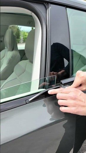 💡Great idea or too complicated? Small winglet door handles in the Volvo EX60.