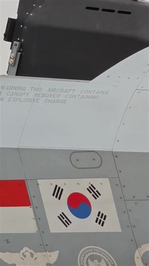 เกาหลีใต้🇰🇷:ภาพระยะใกล้ของเครื่องบินรบ KF-21 Boramae Air Superiority ของเกาหลีใต้ KF-21 “Boramae” (โบราแม) เป็นเครื่องบินขับไล่ยุคที่ 4.5 (ใกล้เคียงยุคที่ 5) ที่พัฒนาโดย เกาหลีใต้ ร่วมกับ อินโดนีเซีย ภายใต้โครงการ KFX/IFX (Korean Fighter eXperimental / Indonesian Fighter eXperimental) ข้อมูลพื้นฐาน รายการ รายละเอียด ชื่อเต็ม KF-21 Boramae (โบราแม แปลว่า “เหยี่ยวหนุ่ม”) ประเทศผู้พัฒนา สาธารณรัฐเกาหลี (South Korea) ผู้ผลิตหลัก Korea Aerospace Industries (KAI) พัฒนาเริ่มต้น ปี 2015 (เปิดตัวต้นแบบ