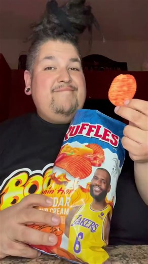 Trying the new Ruffles Flamin’ Hot Cheddar & Sour Cream! #chips #snack